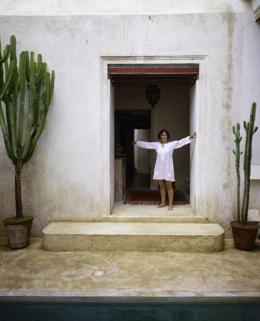 Maria finds a shopping opportunity